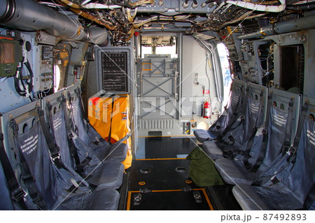 アメリカ海兵隊のMV-22オスプレイ、機内のシート（キャビン） 87492893