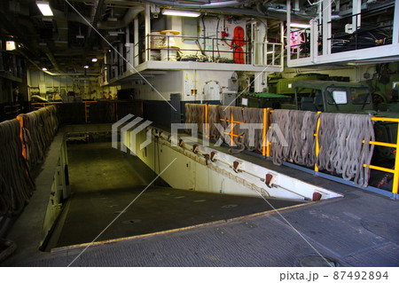 アメリカ海軍の強襲揚陸艦LHD-8マキン・アイランド(艦内デッキと自走路) アメリカ海軍の強襲揚陸艦LHD-8マキン・アイランド(艦内デッキと自走路) 87492894