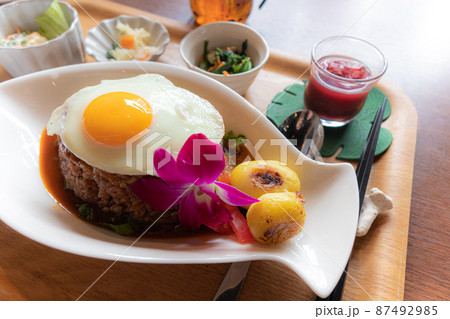 ロコモコ丼とランチプレート 87492985