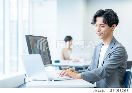 オフィスで働くビジネスマン 87493268