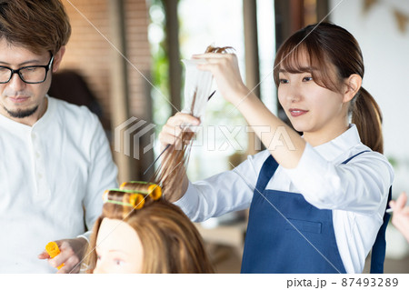 パーマの練習をする女性 パーマの練習をする女性 87493289