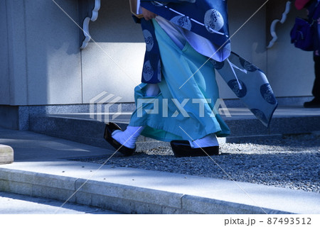 神社境内の神官 87493512