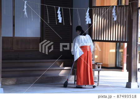 神社境内の神官 神社境内の神官 87493518