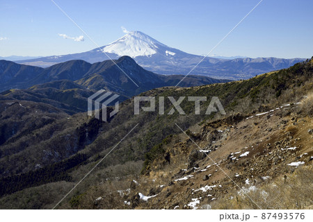 冬の箱根外輪山【明神ヶ岳から】午後の金時山と富士山 87493576