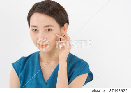 30代女性 スキンケア 白背景 30代女性 スキンケア 白背景 87493922
