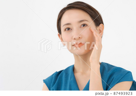30代女性 スキンケア 白背景 30代女性 スキンケア 白背景 87493923