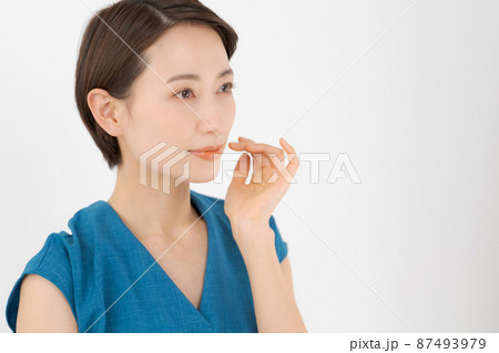 30代女性 スキンケア 白背景 30代女性 スキンケア 白背景 87493979