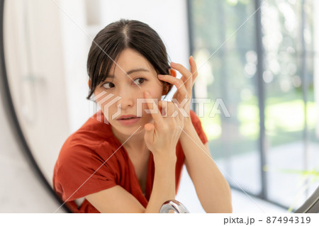 女性とスキンケア 87494319