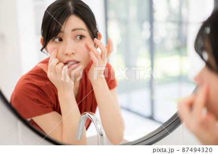 女性とスキンケア 87494320