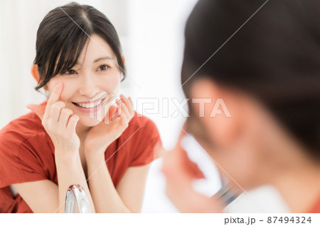 女性とスキンケア 女性とスキンケア 87494324