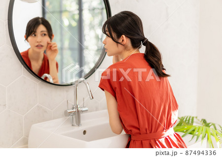 洗面化粧台と女性 洗面化粧台と女性 87494336