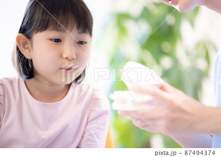 歯医者　歯磨き指導を受ける女の子 87494374