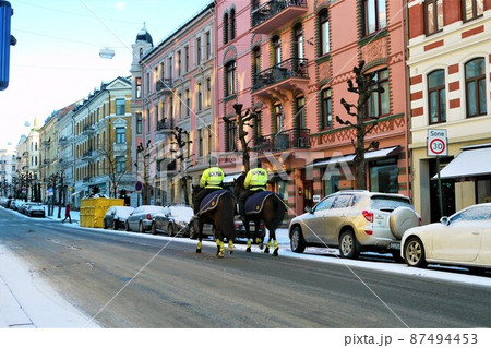ノルウェーの首都オスロⅡ5　「街角の騎馬警官」 87494453
