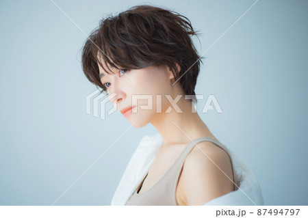 ショートヘアの女性 87494797