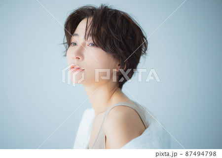 ショートヘアの女性 87494798