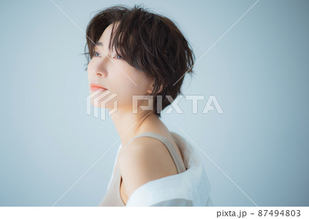 ショートヘアの女性 87494803