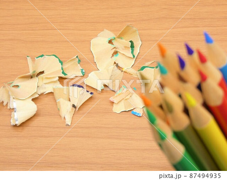 色鉛筆と乱雑に置かれた削りかす 87494935