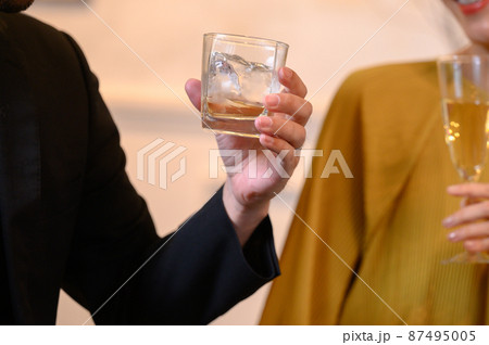 乾杯する男女のイメージ 87495005