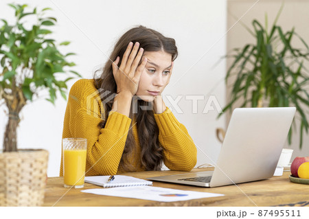 Girl surprising, upset and offended. Beautiful young woman working 87495511