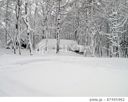 大雪で屋根に積もった雪が落ちない別荘 87495962