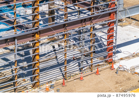 建設現場　吊足場　鉄骨工事　横胴縁 87495976