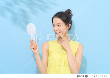 デンタルケア　水色背景 87496550