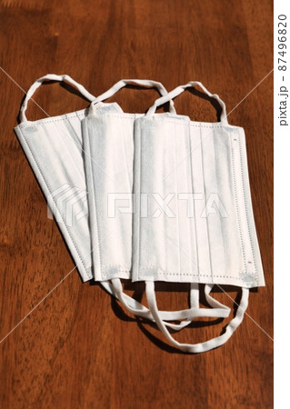 三枚の白い不織布マスク　風邪　予防イメージ 87496820