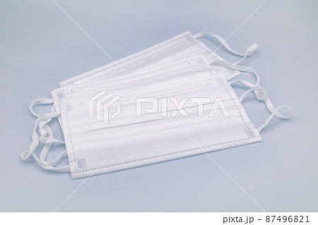 三枚の白い不織布マスク　風邪　予防イメージ 87496821