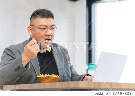 ぽっちゃり男性のライフスタイルイメージ 87497838