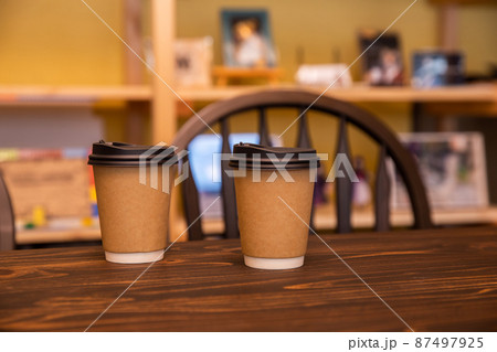 テーブルに置かれた紙コップ　hot drink 87497925