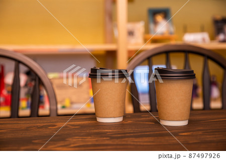 テーブルに置かれた二つの紙コップ　hot drink 87497926