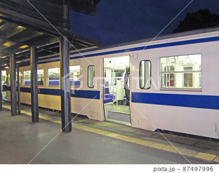 観光地　夜の由布院駅ホーム 87497996