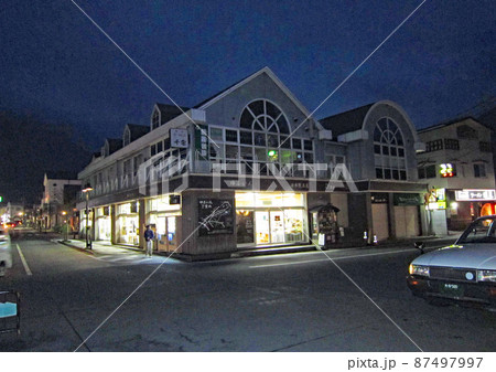 観光地　夜の由布院駅前商店街 87497997