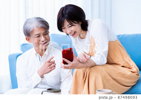 スマホを一緒に見る仲良し親子 87498093