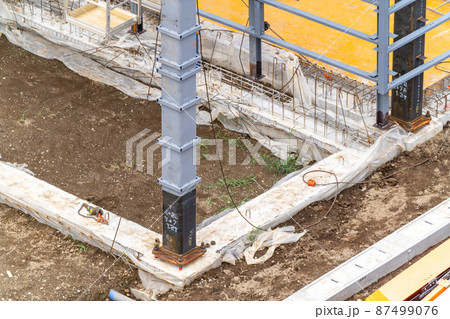 建設現場　工事現場　鉄骨工事　建て入れ　隅柱 87499076