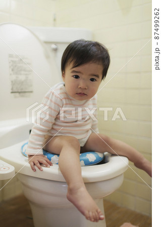 トイレトレーニングをする小さな子供 トイレトレーニングをする小さな子供 87499262