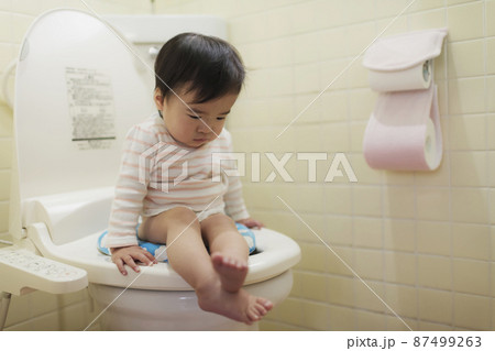 トイレトレーニングをする小さな子供 87499263