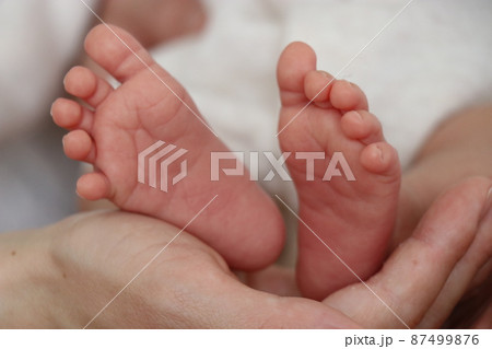 ニューボーンフォト、新生児の足の大きさ 87499876