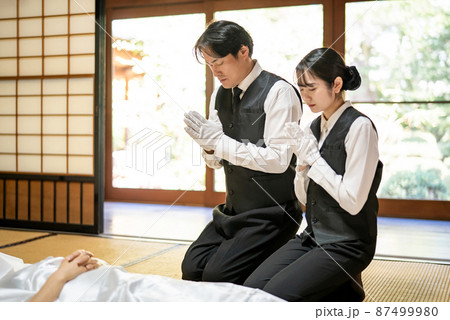 仏衣を着せる葬儀スタッフ(納棺師) 仏衣を着せる葬儀スタッフ(納棺師) 87499980