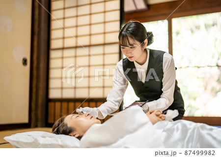 死化粧する葬儀スタッフ（美粧衛生師） 87499982