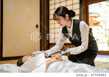死化粧する葬儀スタッフ（美粧衛生師） 87499983