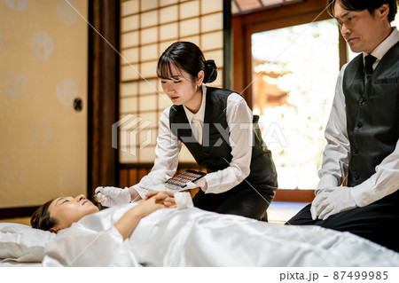 死化粧する葬儀スタッフ(美粧衛生師) 死化粧する葬儀スタッフ(美粧衛生師) 87499985