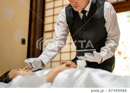 死化粧する葬儀スタッフ(美粧衛生師) 死化粧する葬儀スタッフ(美粧衛生師) 87499986