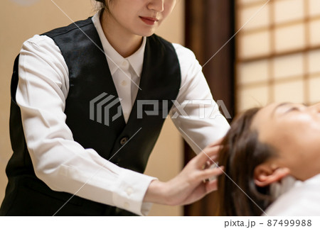 湯灌する葬儀スタッフ（湯灌納棺師） 87499988