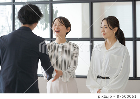 ビジネスシーン　複数 87500061