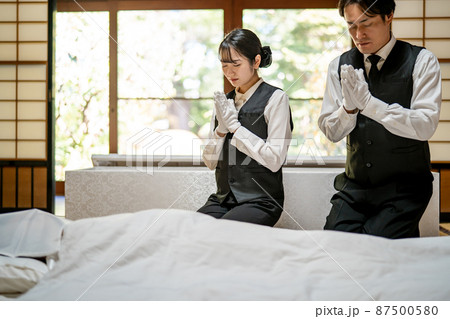 仏衣を着せる葬儀スタッフ(納棺師) 仏衣を着せる葬儀スタッフ(納棺師) 87500580