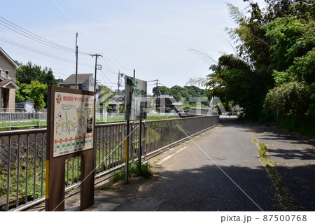 綾瀬市 目久尻川サイクリングロード古矢橋付近と案内板と新緑 綾瀬市 目久尻川サイクリングロード古矢橋付近と案内板と新緑 87500768