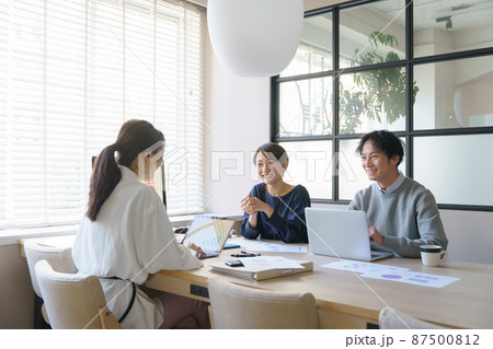 ビジネスシーン　3人 87500812