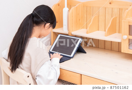 子供部屋でタブレット学習をするアジア人の女の子 子供部屋でタブレット学習をするアジア人の女の子 87501162