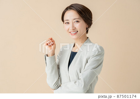 ビジネス 女性 ポートレート ベージュ ビジネス 女性 ポートレート ベージュ 87501174